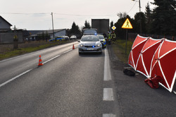 Na zdjęciu widoczne miejsce wypadku drogowego. Widoczny na jezdni radiowóz. Po prawej stronie czerwony parawan.