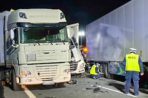 Miejsce wypadku drogowego. Widoczne uszkodzone samochody ciężarowe.