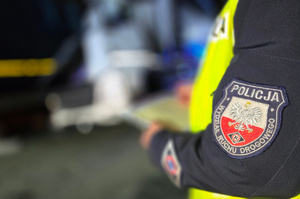 Miejsce wypadku drogowego. Widoczne uszkodzone samochody ciężarowe.