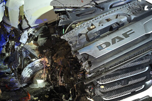 Miejsce wypadku drogowego. Widoczne uszkodzone samochody ciężarowe.