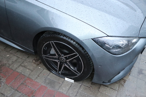 Uszkodzona opona w samochodzie.