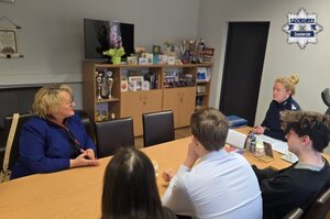 Komendant Powiatowy Policji w Zawierciu młodszy inspektor Renata Hałabuda rozmawia z gośćmi.