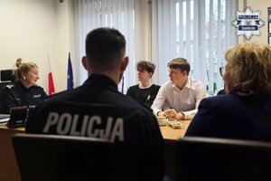 Komendant Powiatowy Policji w Zawierciu młodszy inspektor Renata Hałabuda rozmawia z gośćmi. Przy stole siedzi także policjant.