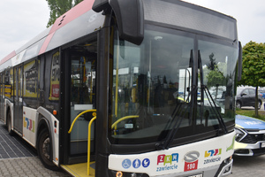 Widoczny autobus miejski oraz częściowo widoczny radiowóz.
