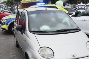 Widoczny samochód marki Daewoo, za którym stoi radiowóz.