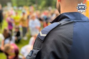 Częściowo widoczny policjant.