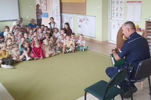 Policjant na spotkaniu profilaktycznym z dziećmi.