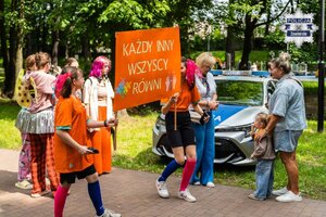 Uczniowie idący z transparentem.