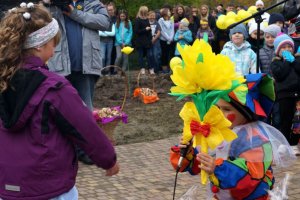 Komendant podczas akcji sadzenia &quot;Żonkilowych pół nadziei&quot;