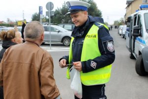 Policjanci z Żor zachęcają do noszenia odblasków