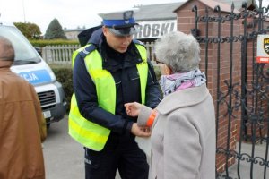 Policjanci z Żor zachęcają do noszenia odblasków