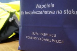 Komenda Główna Policji napis na papierowej torbie prezentowej