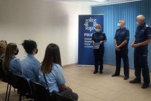 Komendant Miejski Policji w Żorach oraz policjanci podczas powitania laureatek konkursu w komendzie