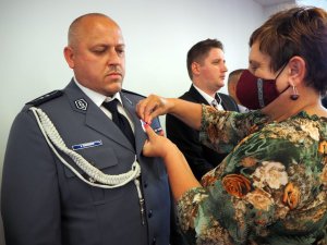 Policjant podczas ceremonii nadania odznaki