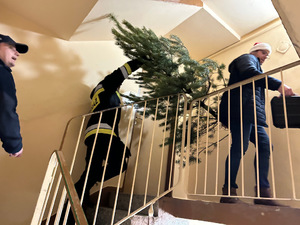 Na zdjęciu widać jak mężczyźni zaangażowanych służb wchodzą po schodach