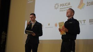 Na zdjęciu widać przedstawiciela Urzędu Miasta Żory oraz policjanta w trakcie inauguracji akcji.