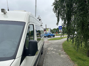 Na zdjęciu widać specjalistyczny pojazd ruchomego centrum dowodzenia. Pojazd ustawiony został w rejonie przejścia dla pieszych.