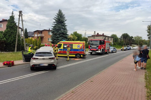 Na zdjęciu widać miejsce zdarzenia drogowego, uszkodzone samochody i pojazdy służb ratowniczych.