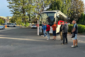 Na zdjęciu widać autobus krwiodawstwa oraz osoby oczekujące do oddania krwi.