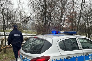 Na zdjęciu widać policjanta oraz radiowóz w Parku Cegielnia.