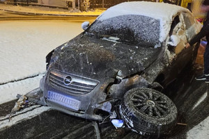 Na zdjęciu widać uszkodzony ciemny samochód.