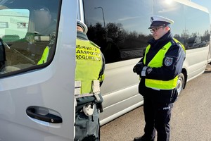 Na zdjęciu widać policjanta i inspektora transportu drogowego podczas kontroli autokaru.