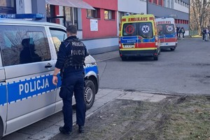 Na zdjęciu widać policjanta, radiowóz i rejon szkoły.