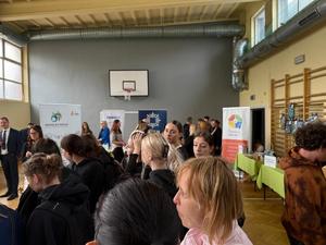 Na zdjęciu widać targi pracy, wystawców oraz uczestników.