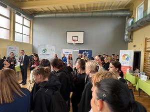 Na zdjęciu widać uczestników targów pracy.