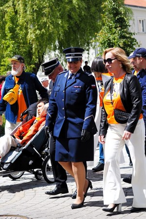 Na zdjęciu widać Komendanta Miejskiego Policji w Żorach oraz uczestników przemarszu.
