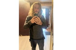 Na zdjęciu widać wizerunek zaginionego mężczyzny w długich włosach.