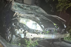 Na zdjęciu widać uszkodzony ciemny samochód.
