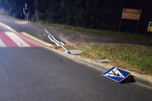 Na zdjęciu widać uszkodzony znak drogowy i przejście dla pieszych.