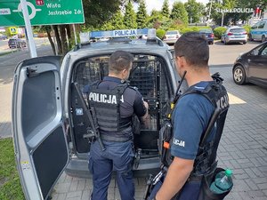 Na zdjęciu widać policjantów oraz radiowóz.