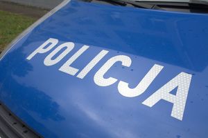 Na zdjęciu widać bok policyjnego radiowozu.