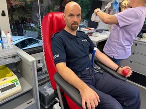 Na zdjęciu widać akcję krwiodawstwa oraz jej uczestników.