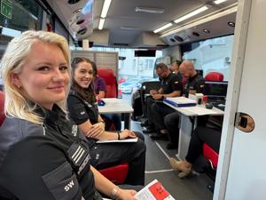 Na zdjęciu widać akcję krwiodawstwa oraz jej uczestników.