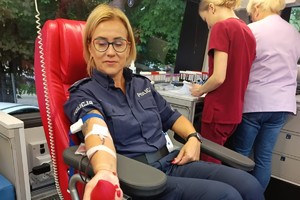 Na zdjęciu widać policjantkę, która oddaje krew.