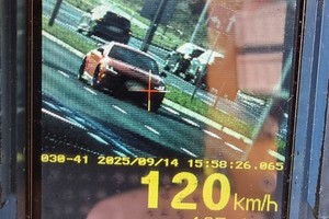 Na zdjęciu widać samochód, który porusza się w momencie pomiaru z prędkością 120 km/h.