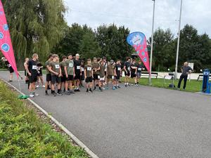 Na zdjęciu widać przebieg 2. Międzypowiatowej Olimpiady Bezpieczeństwa, w tym rywalizację uczestników oraz towarzyszący piknik.