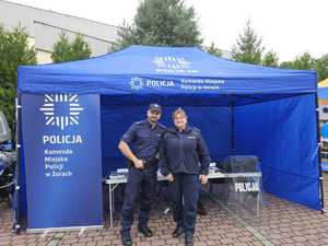 Na zdjęciu widać policjanta i policjantkę, przed namiotem promocyjnym żorskiej Policji.
