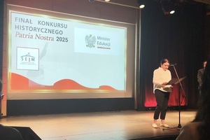Na zdjęciu widać galę konkursu i scenę.