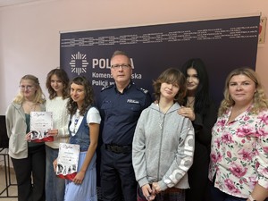 Na zdjęciu widać uczennice z dyplomami w dłoniach.