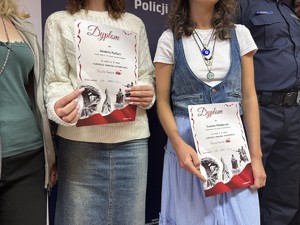 Na zdjęciu widać uczennice z dyplomami w dłoniach.