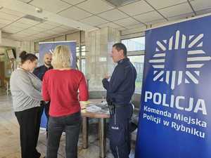 Na zdjęciu widać policjantów oraz dwie kobiety, które stoją przy promocyjnym stanowisku.