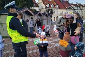 Na zdjęciu widać policjanta oraz uczestników czytania na żorskim Rynku.