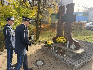 Na zdjęciu widać policjantów oddających hołd przy pomniku.