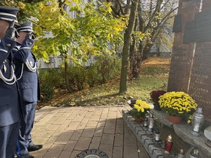 Na zdjęciu widać policjantów oddających hołd przy pomniku.