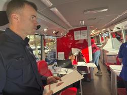 Na zdjęciu widać osoby podczas oddawania krwi.