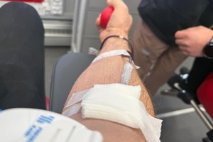 Na zdjęciu widać osoby podczas oddawania krwi.